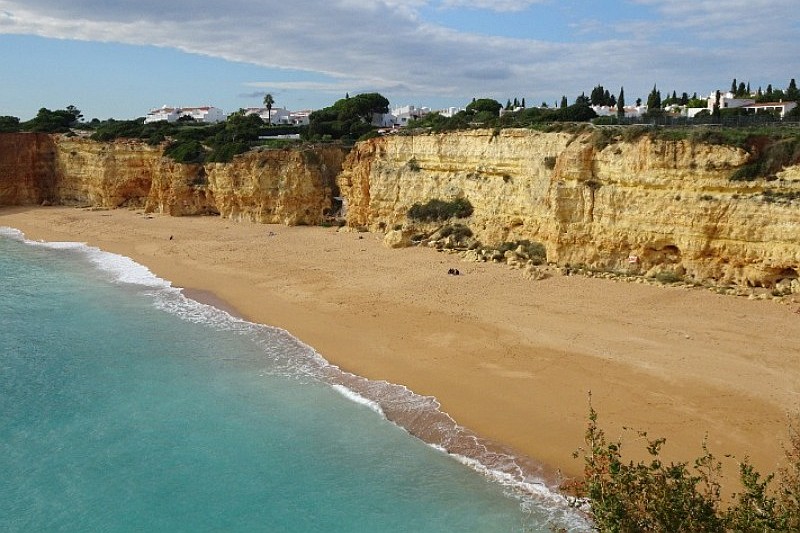 Promenade sur la plage de l'Algarve